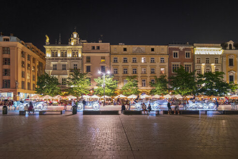 Polen, Krakau, Altstadt, Stadthäuser am Hauptplatz bei Nacht - CSTF01586