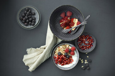 Müsli mit Granatapfelkernen und verschiedenen Beeren in der Schale - ASF06147