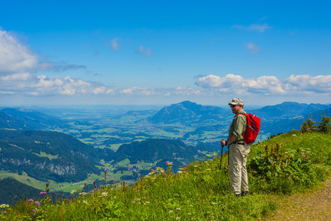 Deutschland, Bayern, Allgäuer Alpen, Blick vom Fellhorn zum Söllereck, männlicher Wanderer, lizenzfreies Stockfoto