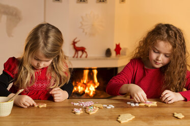 Kleine Mädchen garnieren Weihnachtsplätzchen mit Hunderten und Tausenden - NEKF00005