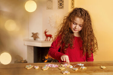 Kleines Mädchen garniert Weihnachtsplätzchen mit Hunderten und Tausenden - NEKF00006