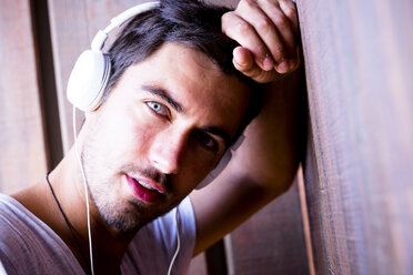 Porträt eines gut aussehenden jungen Mannes mit Kopfhörern - SIPF01919