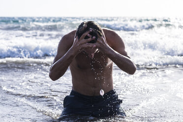 Junger Mann beim Baden im Meer - SIPF01924