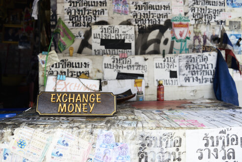Thailand, Bangkok, Straßentausch Geldstand für Baht thailändisch - IGGF00366
