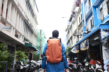 Thailand, Bangkok, Backpacker auf der Straße - IGGF00377
