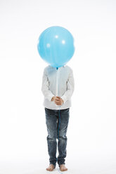 Junge hält blauen Luftballon - MAEF12471