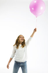 Girl playing with pink balloon - MAEF12475