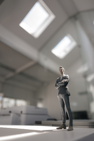 Geschäftsmann Figur stehend auf dem Schreibtisch im modernen Büro, lizenzfreies Stockfoto