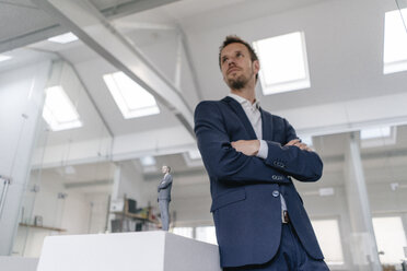 Businessman in office with his 3D look-alike - FLAF00111