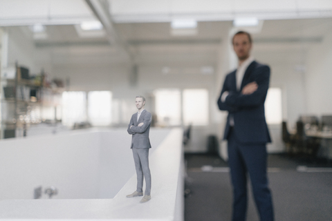 Geschäftsmann im Büro mit seinem 3D-Lookalike, lizenzfreies Stockfoto