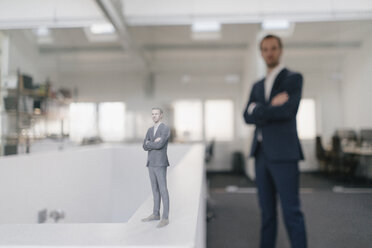 Businessman in office with his 3D look-alike - FLAF00112