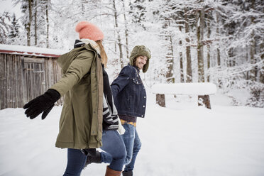 Glückliches Paar beim Laufen im Freien im Winter - SUF00426