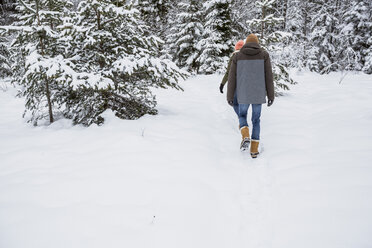 Ehepaar spaziert im Winterwald - SUF00438