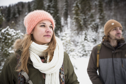 Paar auf einem Ausflug im Winter, das sich umschaut, lizenzfreies Stockfoto