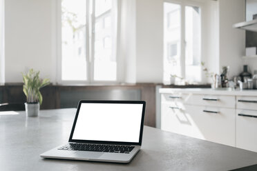 Laptop auf dem Tisch in einem Loft - KNSF03433