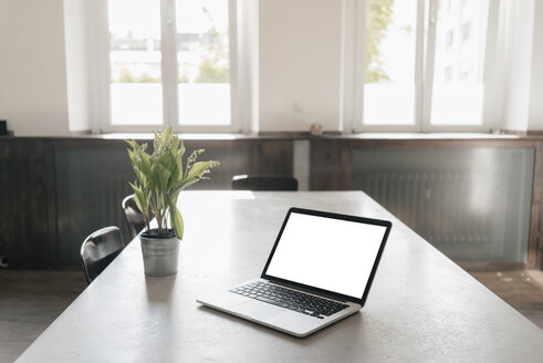 Laptop auf dem Tisch in einem Loft - KNSF03434