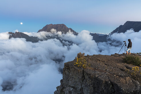 Reunion, Aussichtspunkt Maido, Blick vom Vulkan Maido auf Cirque de Mafate, Gros Morne und Piton des Neiges, Fotograf, Mondaufgang - FOF09668