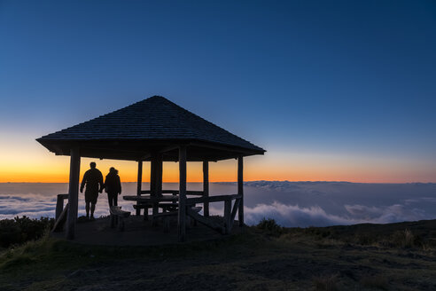 Reunion, Reunion National Park, Maido Aussichtspunkt, Blick vom Vulkan Maido, Picknickplatz zum Wolkenmeer und Sonnenuntergang - FOF09670