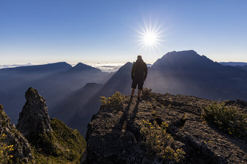 La Réunion, Nationalpark La Réunion, Aussichtspunkt Maido, Blick vom Vulkan Maido auf Cirque de Mafate, Gros Morne und Piton des Neiges, männlicher Wanderer - FOF09671