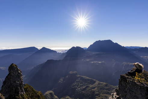 La Réunion, Nationalpark La Réunion, Aussichtspunkt Maido, Blick vom Vulkan Maido auf Cirque de Mafate, Gros Morne und Piton des Neiges, Wanderin - FOF09672
