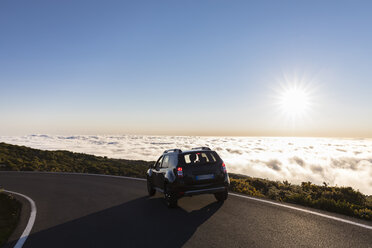 La Réunion, Nationalpark La Réunion, Auto auf dem Weg zum Aussichtspunkt Maido, Wolkenmeer und Sonnenlicht - FOF09674