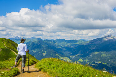 Deutschland, Bayern, Allgäuer Alpen, Blick vom Fellhorn zum Söllereck, Wanderin - WGF01155