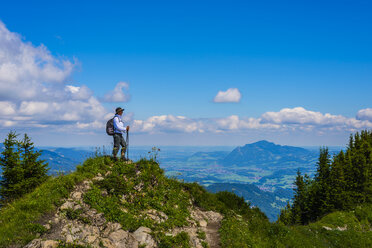 Deutschland, Bayern, Allgäuer Alpen, Blick vom Fellhorn zum Söllereck, Wanderin - WGF01156