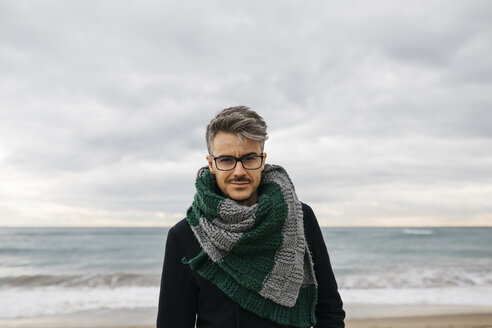 Porträt eines Mannes am Strand mit gestricktem Schal - JRFF01508