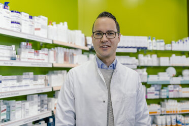 Portrait of smiling pharmacist in pharmacy - MFF04305