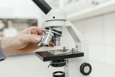 Nahaufnahme eines Laboranten bei der Verwendung eines Mikroskops im Labor - MFF04308