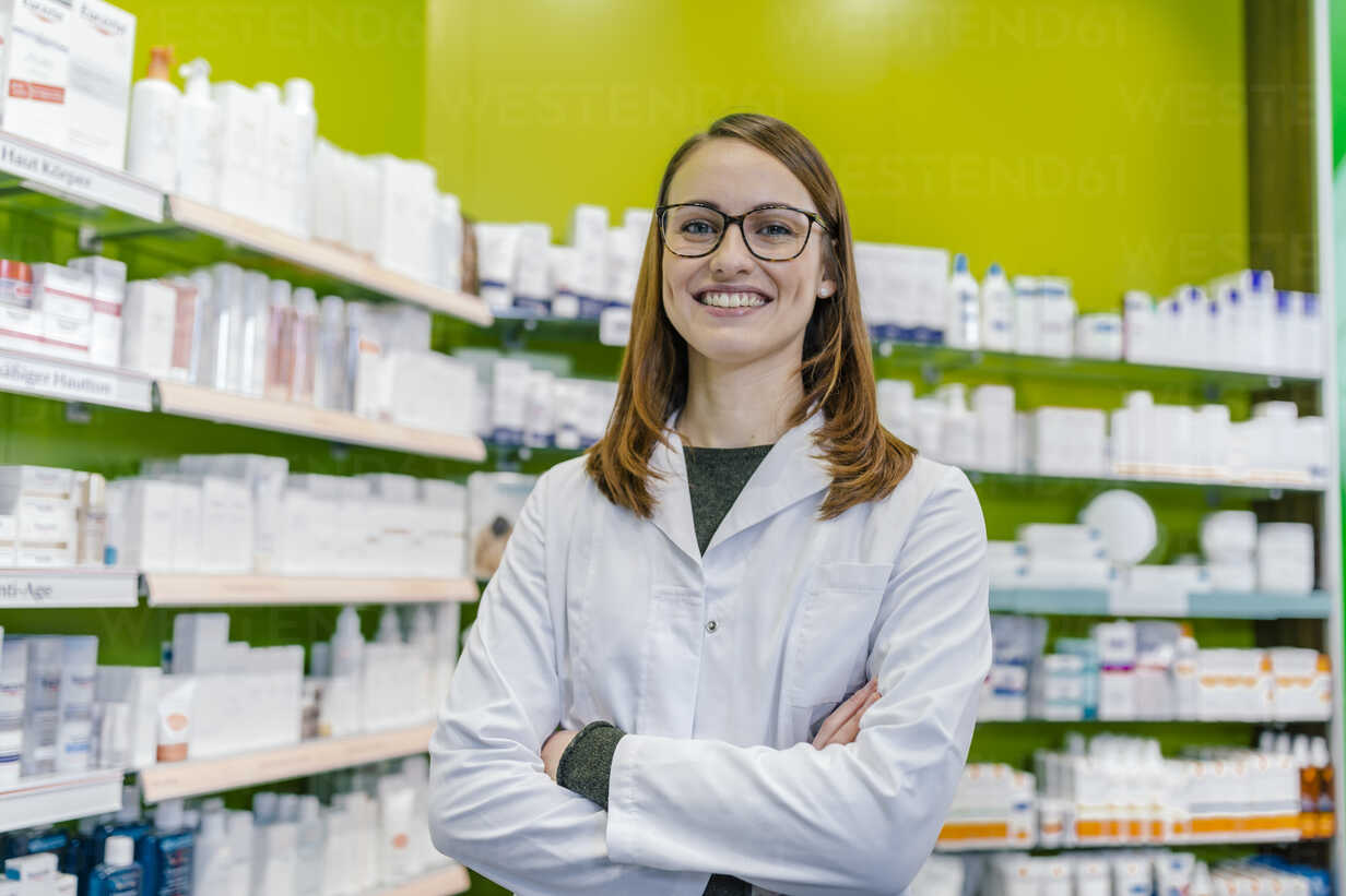 https://us.images.westend61.de/0000819488pw/portrait-of-smiling-pharmacist-at-shelf-with-medicine-in-pharmacy-MFF04367.jpg