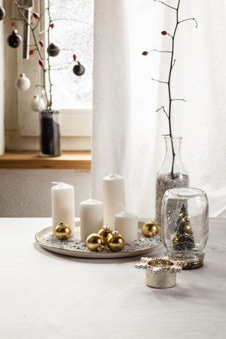 Weihnachtsdekoration auf dem Tisch, lizenzfreies Stockfoto