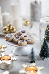 Weihnachtsplätzchen mit Marmeladenfüllung auf Tortenständer - SBDF03439