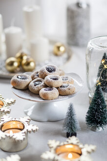 Weihnachtsplätzchen mit Marmeladenfüllung auf Tortenständer - SBDF03439