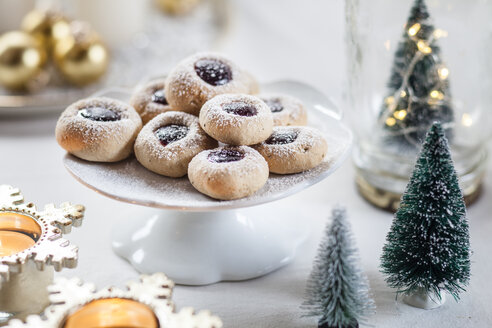 Weihnachtsplätzchen mit Marmeladenfüllung auf Tortenständer - SBDF03440