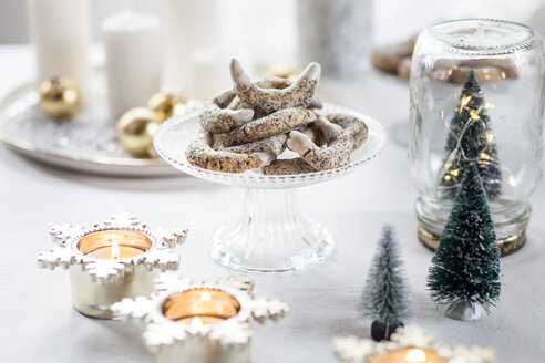 Mohnplätzchen auf Glaskuchenständer zur Weihnachtszeit - SBDF03441