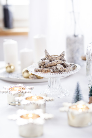 Mohnplätzchen auf Glaskuchenständer zur Weihnachtszeit, lizenzfreies Stockfoto