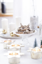 Mohnplätzchen auf Glaskuchenständer zur Weihnachtszeit - SBDF03442