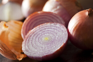 Sliced pink onion, close-up - CSF28669