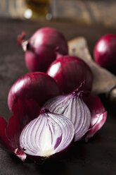 Whole and sliced red onions, close-up - CSF28677