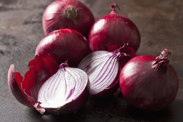 Whole and sliced red onions - CSF28678