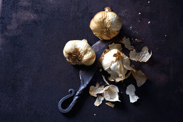 Smoked garlic on rusty ground - CSF28680