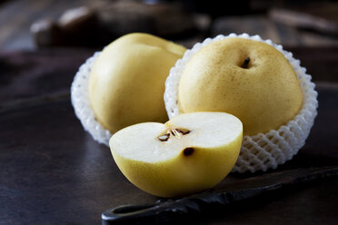 Sliced and whole Nashi pear - CSF28692