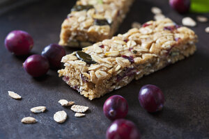 Müsliriegel mit Cranberries und Haferflocken auf dunklem Hintergrund - CSF28704