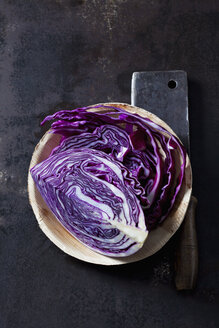 Geschnittener Rotkohl in einer Schüssel und ein Hackbeil auf dunklem Grund - CSF28721