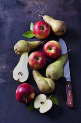Sliced and whole apples and pears on dark ground - CSF28723