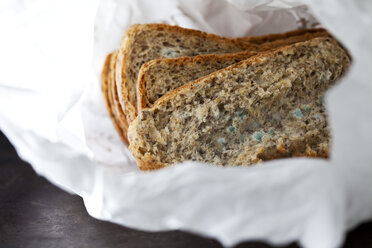 Moulding slices of brown bread in paper - CSF28727