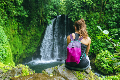 Costa Rica, Frau mit Blick auf einen Wasserfall auf der Cerro Chato Route - KIJF01846