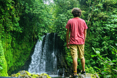 Costa Rica, Mann mit Blick auf einen Wasserfall auf der Cerro Chato Route - KIJF01847