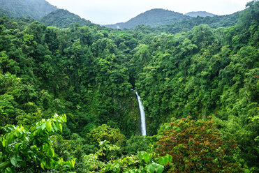 Costa Rica, Arenal Volcano National Park mit dem Wasserfall von La Fortuna - KIJF01851